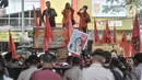 Hadir pada pukul 10.00 WIB itu berusaha merangsek masuk ke dalam gedung PN Jaktim untuk mengikuti jalannya persidangan.  (merdeka.com/Iqbal S. Nugroho)