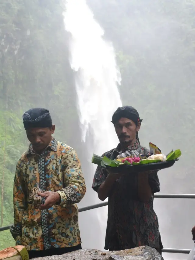 Ritual ruwat di Bulan Sura untuk kelestarian sungai dan curug Cipendok, Cilongok, Banyumas. (Foto: Liputan6.com/Muhamad Ridlo)