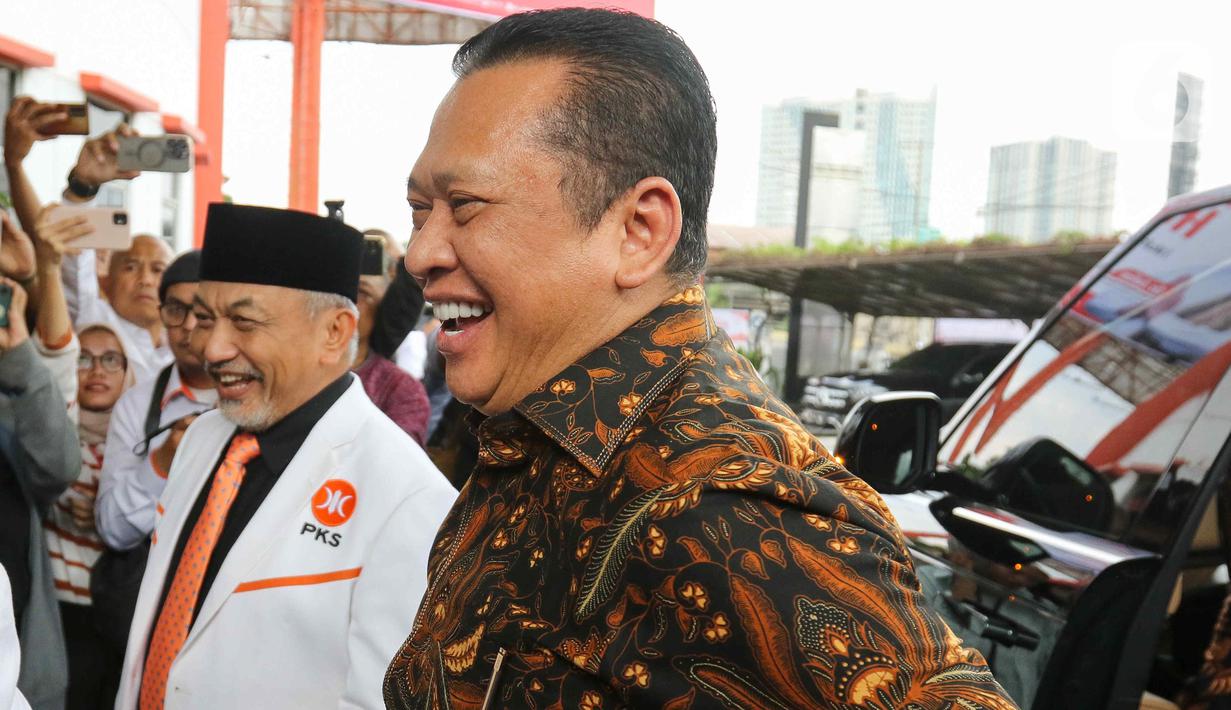 Masing-masing dari mereka diberikan jabat tangan yang erat, juga pelukan hangat disertai cipika-cipiki. (Liputan6.com/Herman Zakharia)