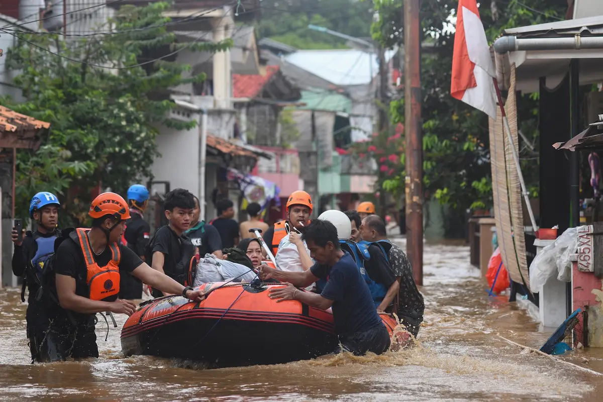 Evakuasi Warga Terdampak Banjir Luapan Kali Ciliwung Jakarta