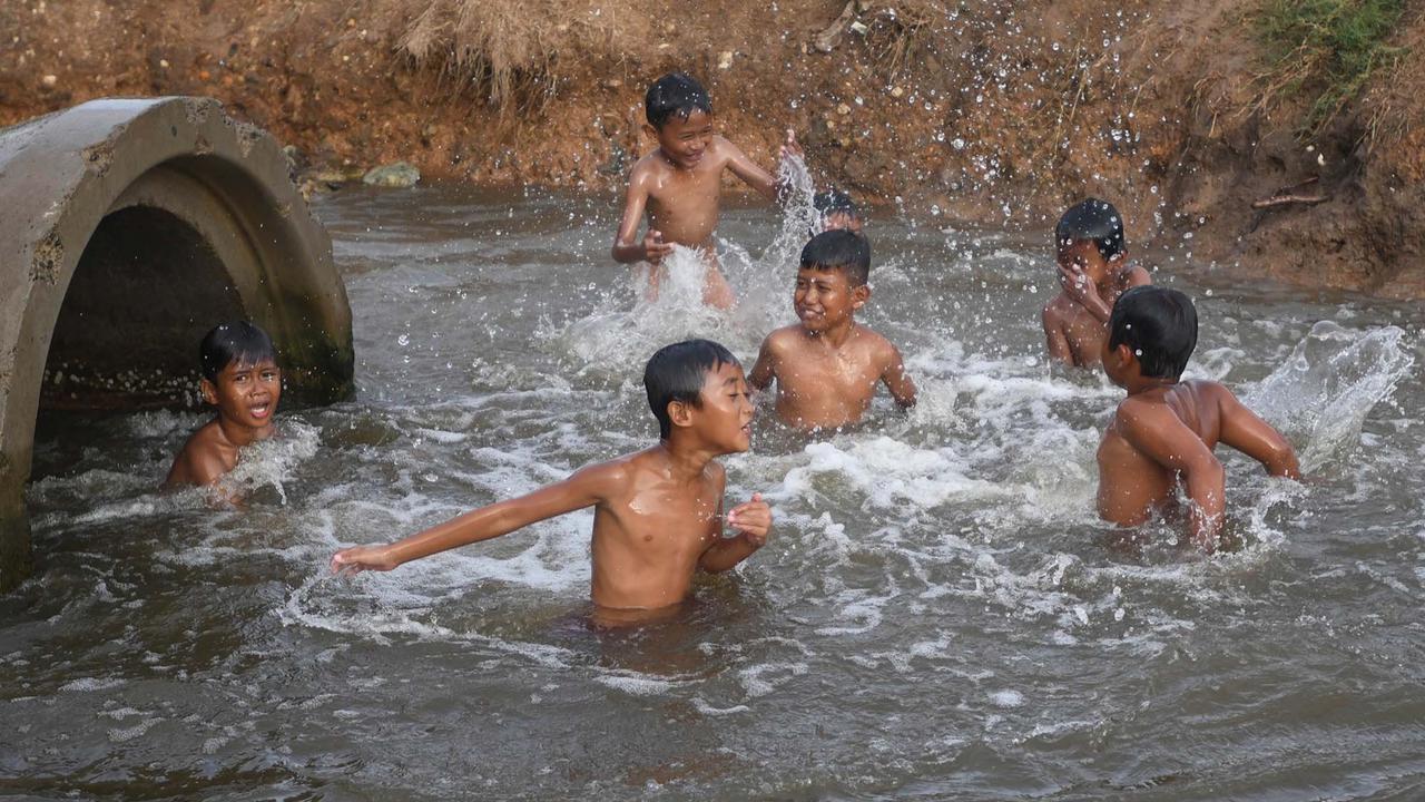 FOTO: Keceriaan Anak-Anak Bermain Pada Saluran Air di Tanjung Pasir