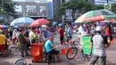 Pedagang kaki lima (PKL) berjualan ketika pelaksanaan Car Free Day di kawasan Senayan, Jakarta, Minggu (8/10). Keberadaan PKL di jalan membuat suasana jadi sempit dan menganggu kenyamanan masyarakat beraktivitas. (Liputan6.com/Fery Pradolo)