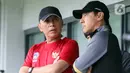 Ketua Umum PSSI Mochamad Iriawan (kiri) berbincang dengan pelatih Shin Tae-yong saat memantau latihan pemain Timnas Indonesia U-20 untuk Piala Asia U-20 2023 di Lapangan A, Kompleks Stadion Utama Gelora Bung Karno (SUGBK), Jakarta, Rabu (15/02/2023). Mochamad Iriawan berpamitan dengan pemain Timnas Indonesia U-20 dan pelatih Shin Tae-yong. (Liputan6.com/Herman Zakharia)