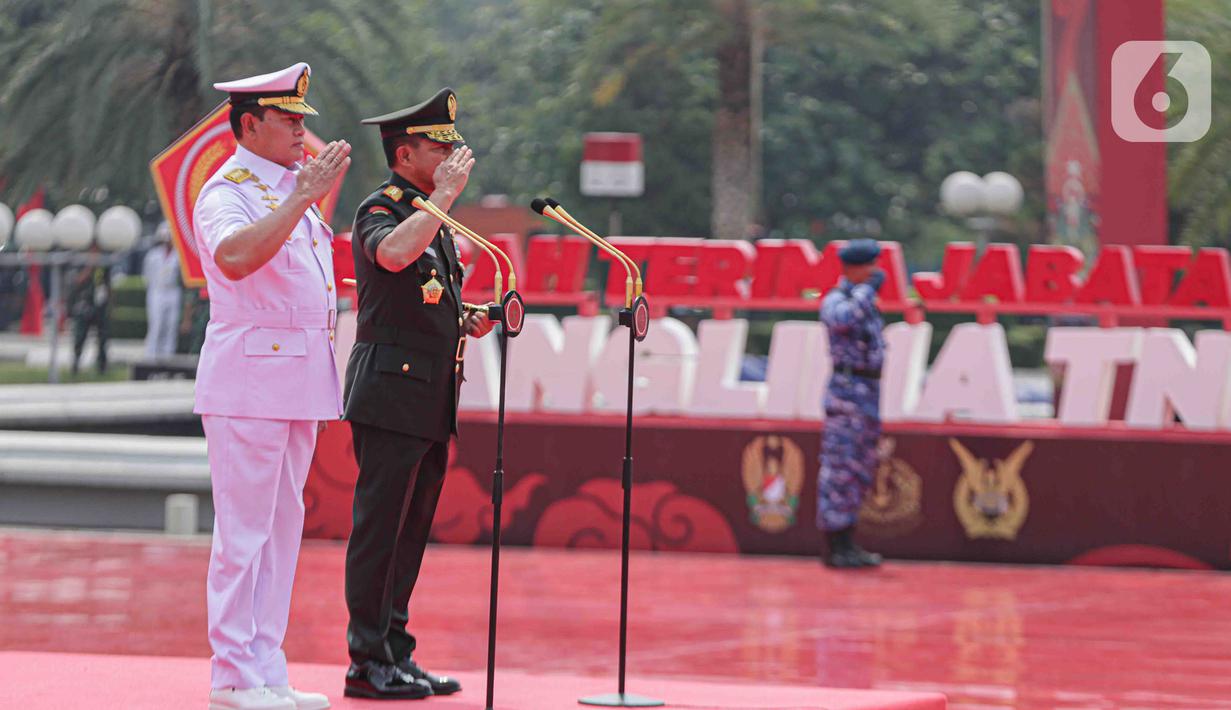 Pergantian posisi itu ditandai dengan upacara serah terima jabatan (sertijab) di Mabes TNI. (Liputan6.com/Faizal Fanani)