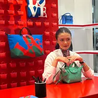 Kolaborasi penuh makna hadir kembali. Kali ini Longchamp, brand asal Prancis berkolaborasi bersama Robert Indiana, Seniman asal Amerika. Mengambil tema LOVE, beragam produk menggemaskan hadir di sini. Pada acara peluncuran, tampak hadir Amanda Rawles dengan tampilan casual dan anggun. / Foto: Adinda Tri Wardhani - Fimela.com.