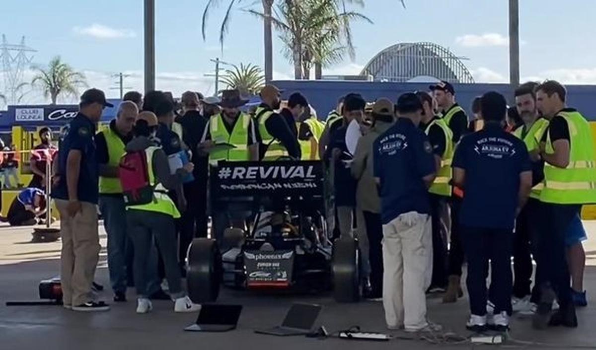 Inpeksi selanjutnya, Phoenix: AF-04 tampak mengikuti “EV Inspection” yang dilakukan dengan dua tahap. Tim Arjuna EV UGM tampak lulus, karena mendapat&nbsp;stiker tanda validasi.<br>