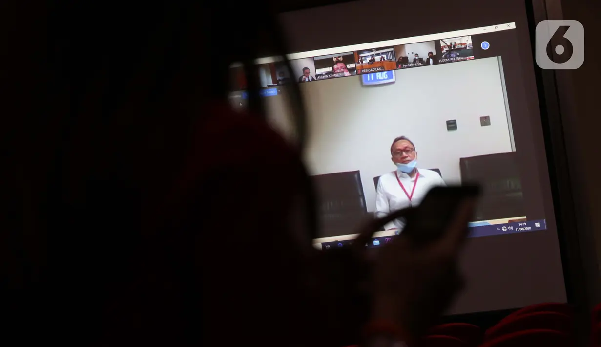 Layar monitor menampilkan Ketua Umum Partai Amanat Nasional (PAN), Zulkifli Hasan saat menjadi saksi secara daring pada sidang dugaan korupsi pengajuan revisi alih fungsi hutan menjadi lahan sawit di Provinsi Riau pada 2014, Gedung KPK Jakarta, Selasa (11/8/2020). (Liputan6.com/Helmi Fithriansyah)