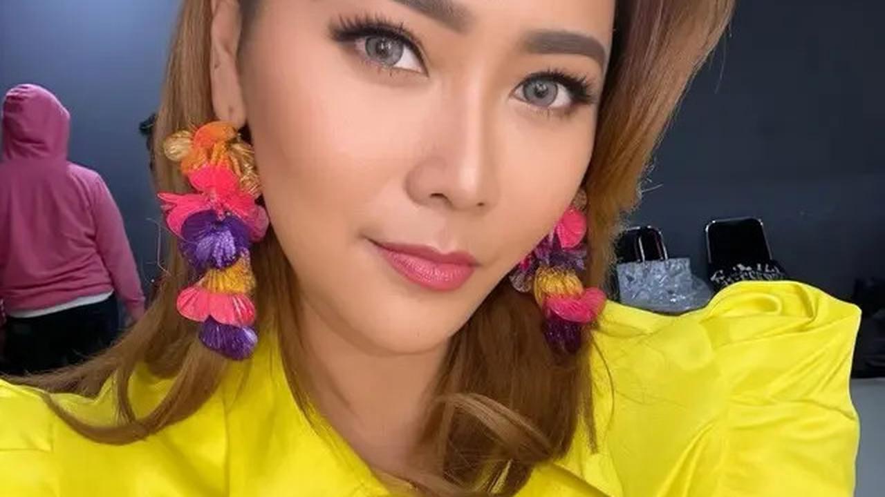 Inul Daratista Jengkel Dituding Gila Hormat, Gara-Gara Pramugara KAI Jongkok Saat Melayani