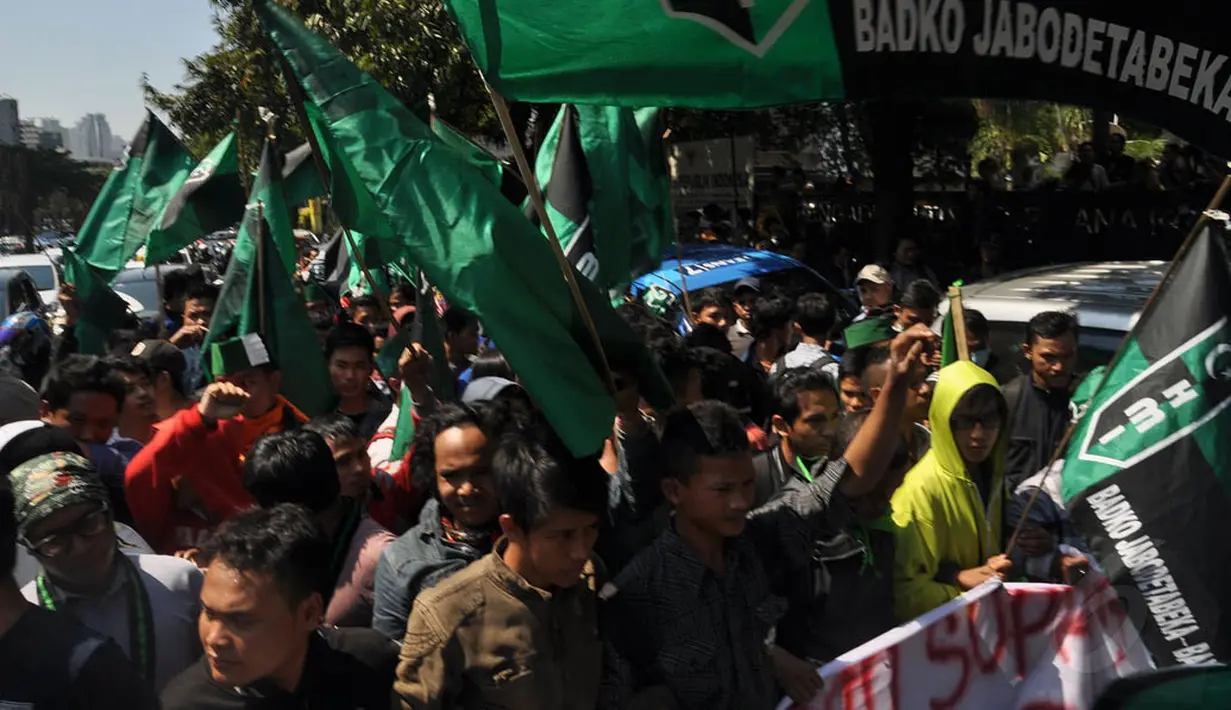 Para pendemo meminta kepada majelis hakim agar membebaskan Anas Urbaningrum dari segala tuntutan, Jakarta, (24/9/14). (Liputan6.com/Miftahul Hayat) 