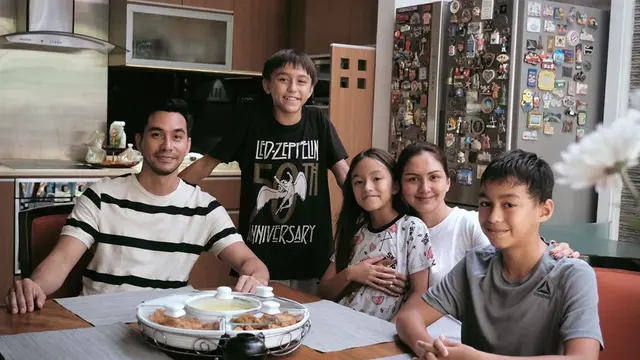 6 Potret Kebersamaan Keluarga Darius Sinathrya dan Donna saat 'Di Rumah Aja'