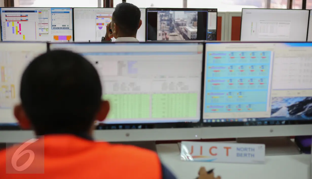 Petugas memantau bongkar muat kontainer dari ruang kontrol dan teknik milik Indonesia Port Center di Tanjung Priok, Jakarta, Rabu (17/6/2015). (Liputan6.com/Faizal Fanani)