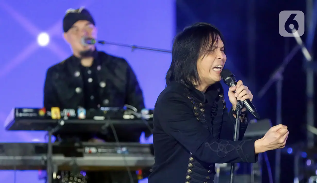Once tampil bersama grup band Dewa 19 pada konser bertajuk Pesta Rakyat 30 Years of Careers Dewa 19 di Jakarta International Stadium, Jakarta, Sabtu (4/2/2023). Once berhasil membuat riuah penonton dengan membawakan sejumlah lagu seperti “Roman Picisan”,  “Kosong”, dan “Cemburu”. (Fimela.com/Bambang E. Purnama)