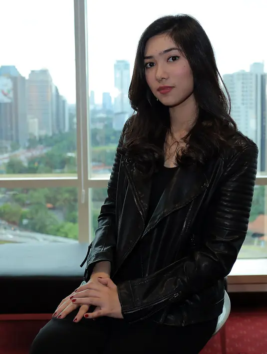 Banyak yang salah sangka dengan bentuk alisnya tersebut membuatnya menjadi jarang bergaul. Dengan bentuk alis tebel tersebut banyak yang menganggap judes. (Deki Prayoga/Bintang.com)