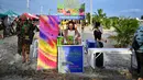 Seorang penjual menjual barang ganja untuk merayakan legalisasi ganja di acara “Thailand: 420 Legalaew!” festival akhir pekan yang diselenggarakan oleh Highland di provinsi Nakhon Pathom pada 11 Juni 2022. (AFP/Lillian Suwanrumpha)