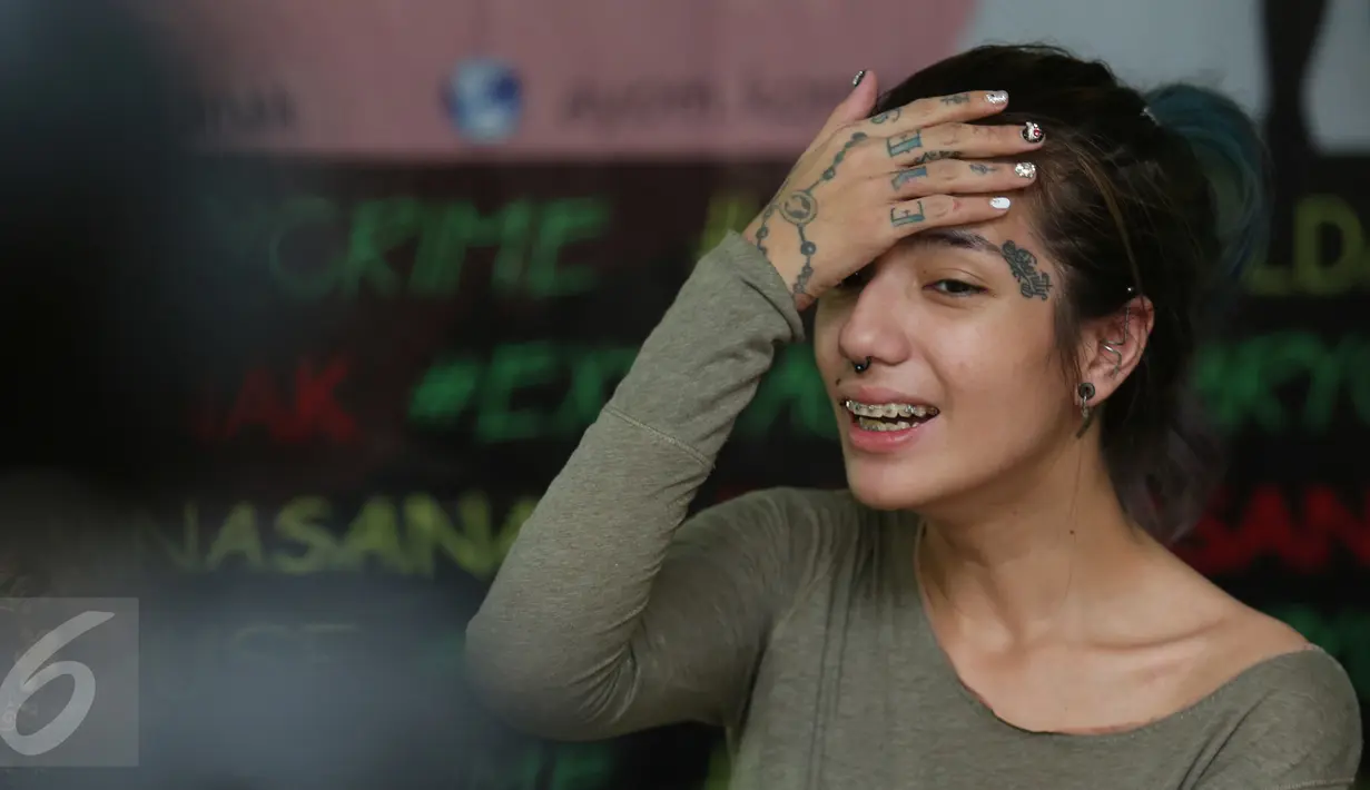 Ekspresi Sheila Marcia ketika memberikan keterangan pers di Komnas Anak, Jakarta, Selasa (5/4). Sheila datang meminta perlindungan agar ketiga anaknya tak menjadi korban dari kericuhan rumah tangga. (Liputan6.com/Herman Zakharia)