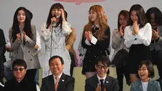 Girlband Red Velvet memberikan keterangan sebelum berangkat menuju Pyongyang, di Bandara Internasional Gimpo, Seoul, Sabtu (31/3). Rombongan penyanyi dan musisi Korsel akan tampil dalam pertunjukan budaya lintas perbatasan di Pyongyang. (Jung Yeon-je/AFP)