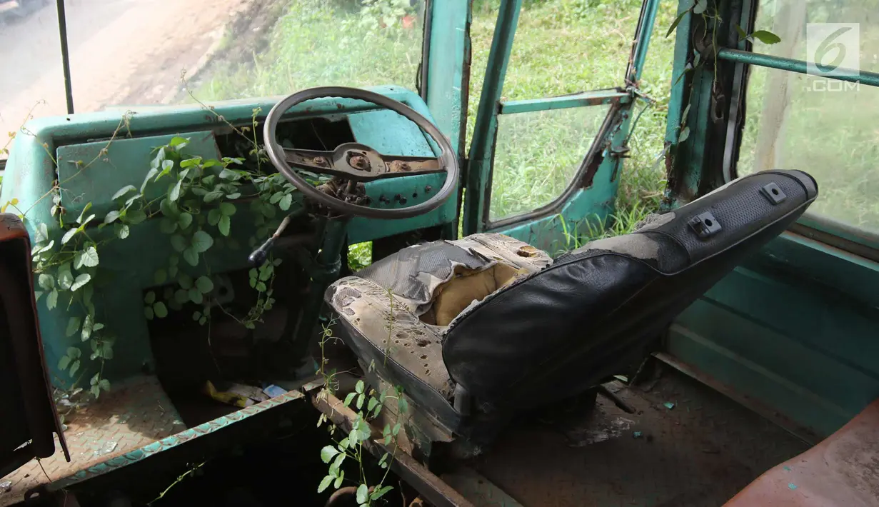 Kursi sopir bus metromini yang rusak di Pool Bus Dinas Perhubungan DKI Jakarta, Rawa Buaya, Jumat (23/3). Bus Metromini yang rusak dan tak layak mulai digantikan oleh angkutan umum Minitrans dan Metrotrans. (Liputan6.com/Arya Manggala)