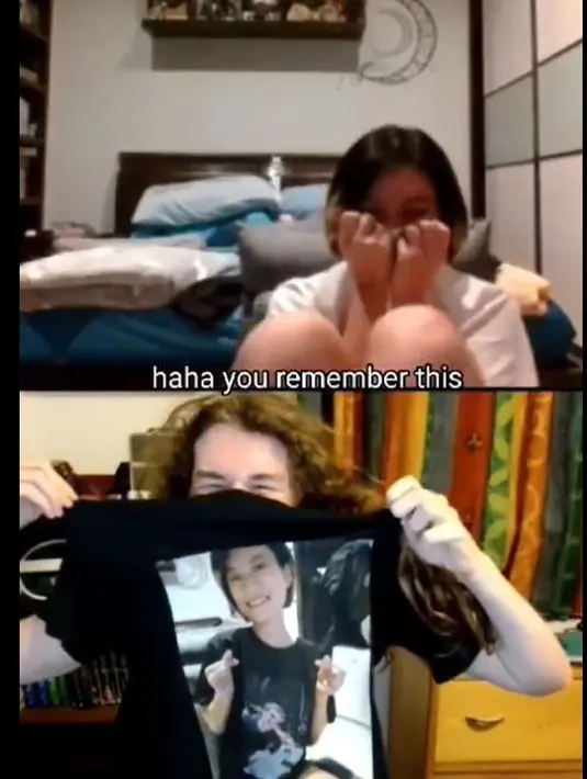 Leony yang pada 20 September genap 36  tahun mendapatkan kejutan. Sang kekasih menunjukkan kaos yang dikenakan yang bergambar Leony. Mantan penyanyi cilik itu tampak tersipu malu. [Instagram/charles.n.g.s]