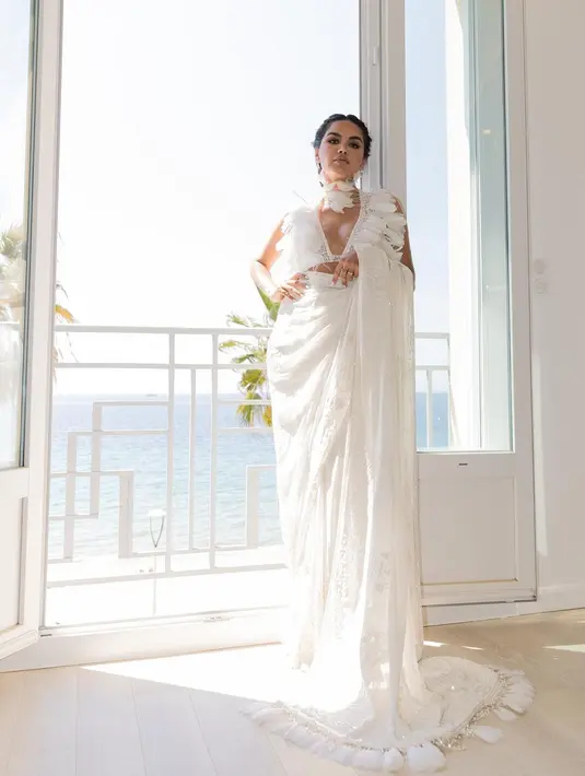 Diipa Khosla mengenakan sari rancangan Manish Malhotra dalam penampilan Cannes ke-6 nya (Foto: Instagram @diipakhosla)