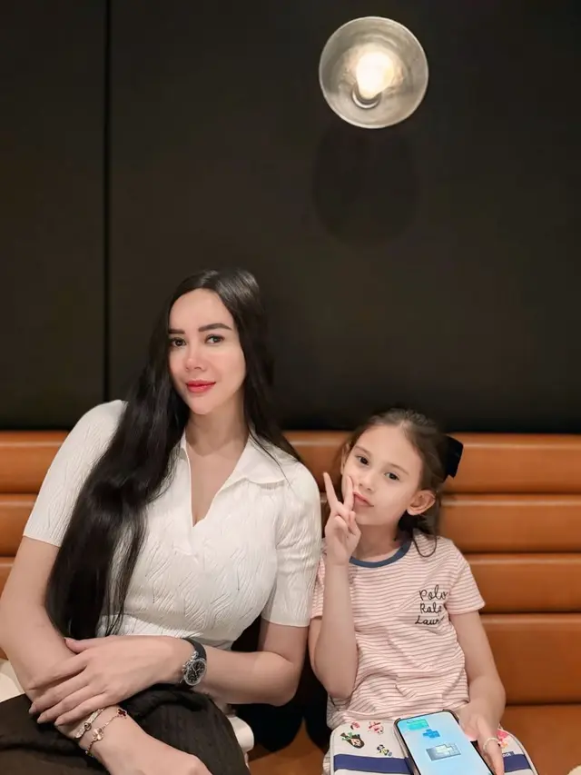 6 Gaya Stylish Aura Kasih dan Arabella, Putrinya yang Kini Berusia 6 Tahun