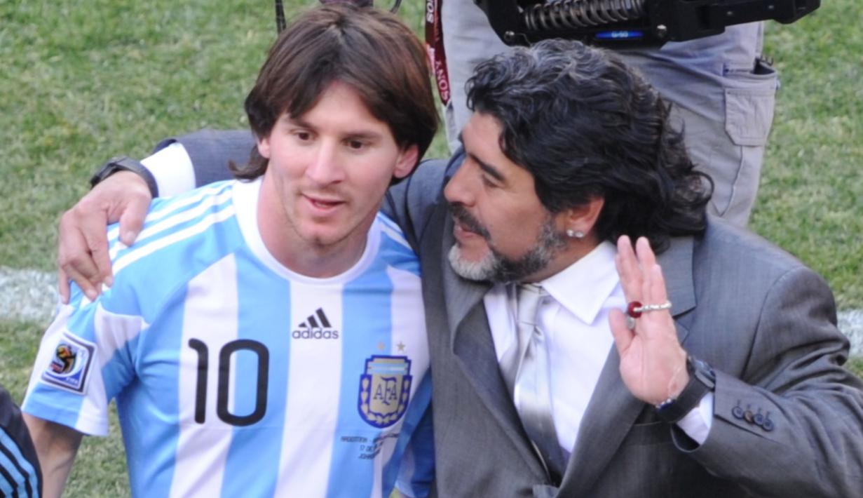Pelatih Argentina, Diego Maradona, berbincang dengan Lionel Messi usai menaklukkan Korea Selatan dengan skor 4-1 pada laga Piala Dunia di Stadion Soccer City, Afrika Selatan, (17/6/2010). (AFP/Gabriel Bouys)