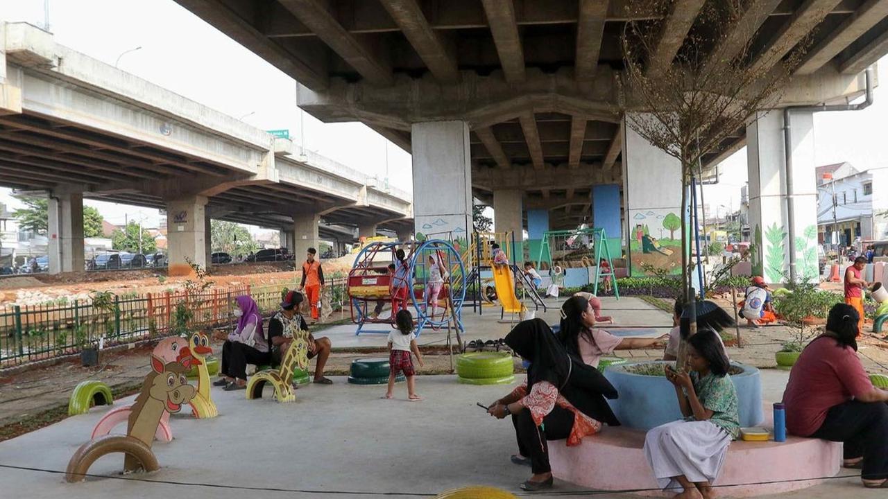 Sebuah lahan tidur di kolong Tol Becakayu disulap menjadi Taman Interaksi Warga. Taman ini berlokasi di Jalan Inspeksi Tarum Barat, RW 10, Kelurahan Cipinang Melayu, Makasar, Jakarta Timur.