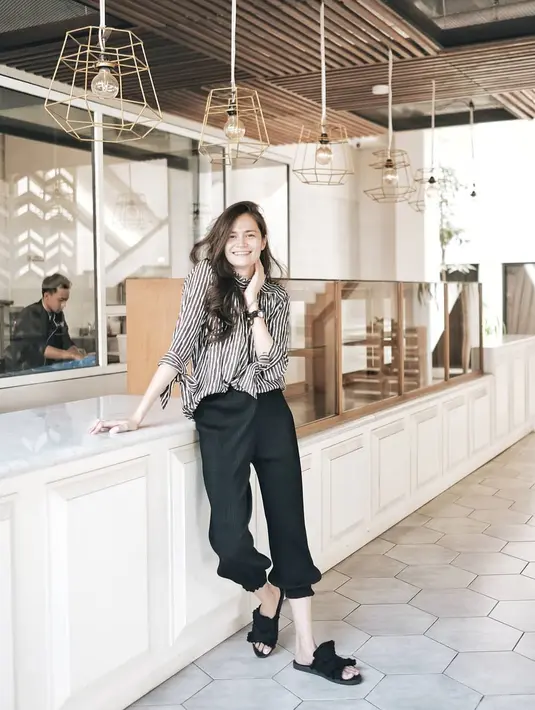 Untuk yang satu ini, Sabai terihat tampil santai dengan celana hitam dan atasan garis-garis. Ia juga hanya memakai sandal hitam yang bentuknya lucu banget. (Instagram/sabaidieter)