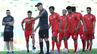 Mario Gomez dalam sesi latihan perdana Arema FC di Stadion Gajayana, Malang. (Bola.com/Iwan Setiawan)