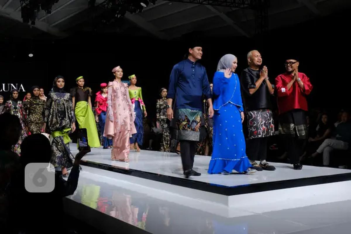 Koleksi baju Lebaran jenama fesyen Malaysia, SETH&amp;LUNA, di opening show Garis Poetih Raya Festival 2025 di Jakarta Selatan, 16 Januari 2025. (Liputan6.com/Asnida Riani)