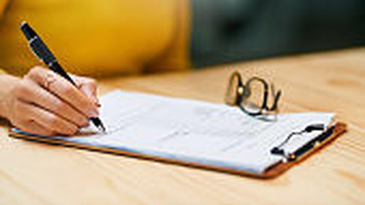 Ilustrasi seorang wanita mengerjakan resume.