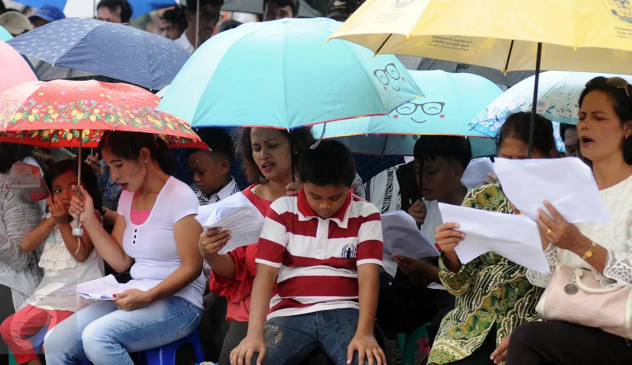Jemaat GKI Yasmin Bogor dan HKBP Filadelfia Bekasi melakukan misa perayaan Natal 2016 di Silang Barat Laut Monas, Jakarta, Minggu (25/12). Mereka berharap pemerintah turun tangan karena gereja mereka masih disegel. (Liputan6.com/Helmi Fithriansyah)