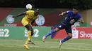 Bek Arema FC, Hamka Hamzah, berebut bola atas dengan pemain Bhayangkara FC pada laga Shopee Liga 1 di Stadion PTIK, Jakarta, Rabu (27/11). Bhayangkara menang 1-0 atas Arema. (Bola.com/Yoppy Renato)