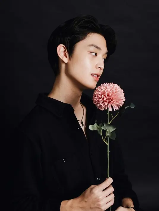 Mengenakan pakaian serba hitam, penampilan Gabriel Prince disebut bak Oppa Korea. [instagram/phrrince]