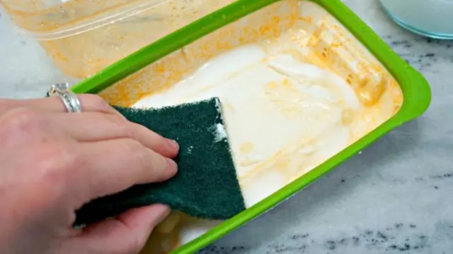 Cara Mudah Singkirkan Noda Saus Sambal Membandel di Wadah Plastik