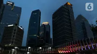 Suasana gedung perkantoran di Jakarta, Sabtu (17/10/2020). International Monetary Fund (IMF) memangkas proyeksi pertumbuhan ekonomi Indonesia 2020 menjadi minus 1,5 persen pada Oktober, lebih rendah dari proyeksi sebelumnya pada Juni sebesar minus 0,3 persen. (Liputan6.com/Johan Tallo)