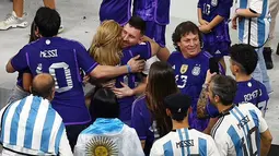 Seperti inilah momen haru bahagia saat Lionel Messi mendapatkan pelukan erat dari sang ibunda, Celia Cuccittini. Celia tampak turun ke lapangan untuk memeluk hangat sang putra yang berhasil memenangkan Piala Dunia 2022 bersama timnas Argentina. (Sumber: Daily Mail)