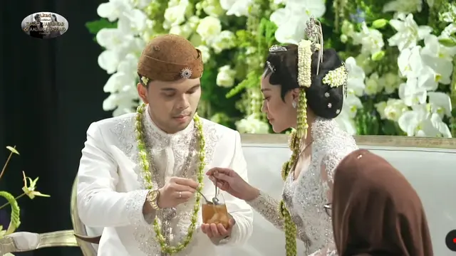 Upacara panggih. (Foto. YouTube / Thariq Halilintar).
