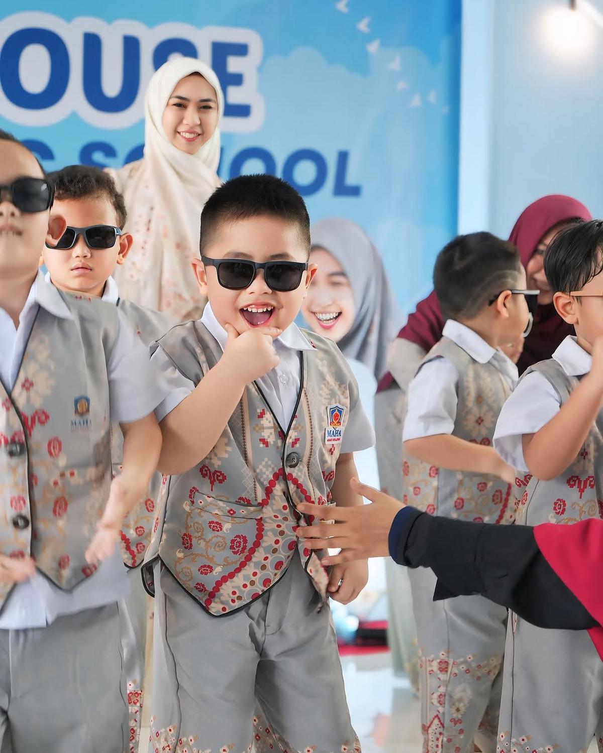 Potret Sulaiman Anak Oki Setiana Dewi Kembali Sekolah di Indonesia Setelah Pulang dari Mesir, Ceria dengan Teman-teman