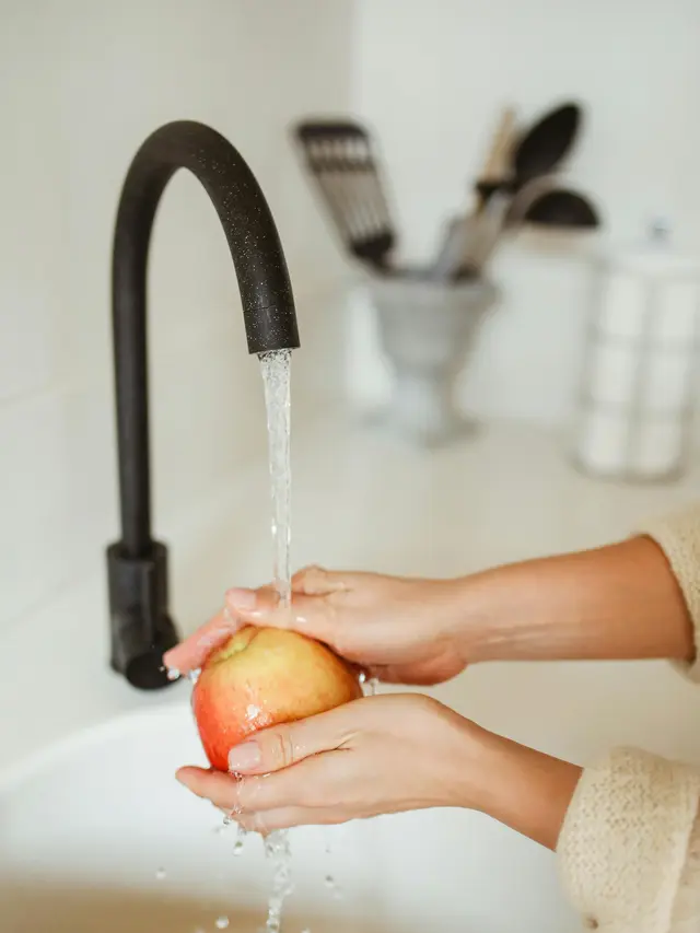 Bilas dengan Air Garam untuk Mengangkat Lilin