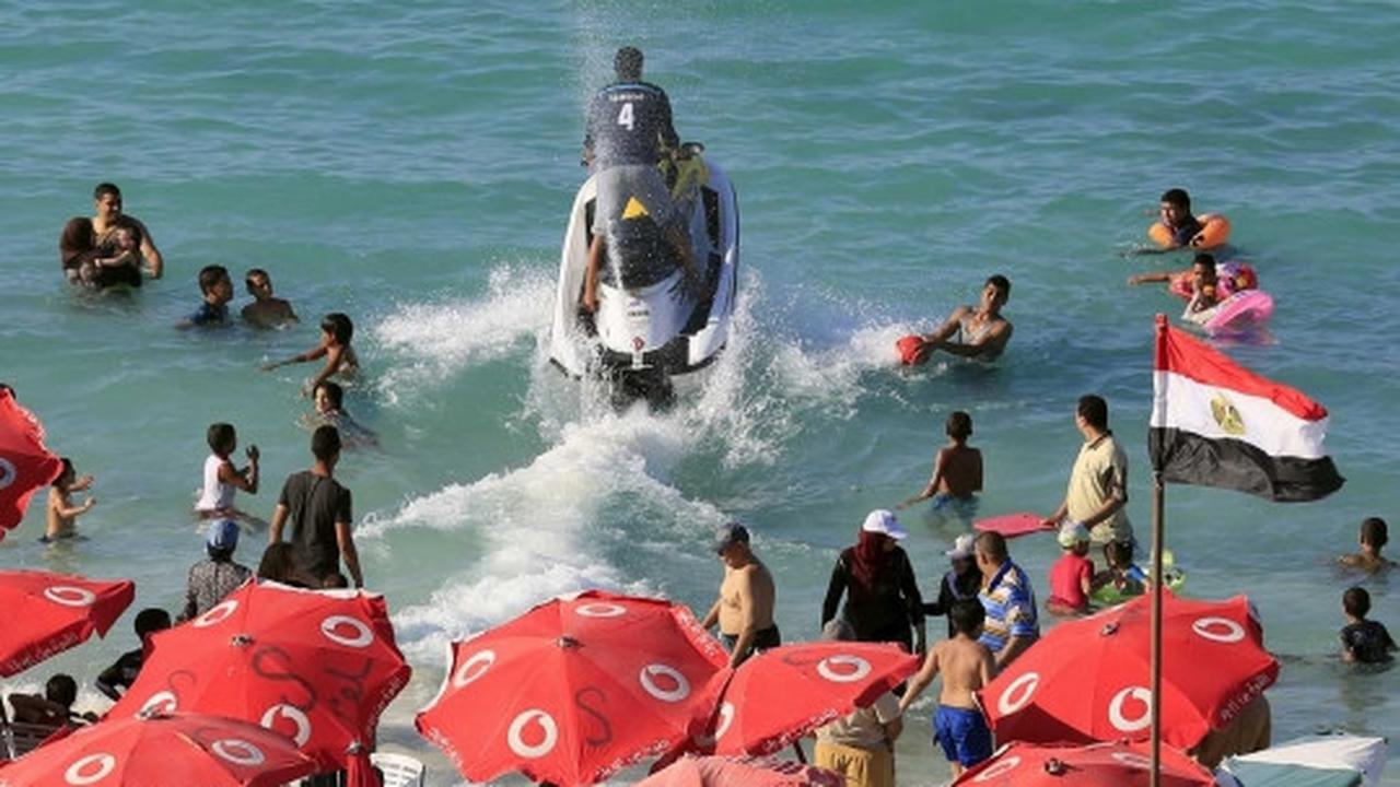 Tradisi unik warga Mesir puaskan diri di pantai sebelum puasa