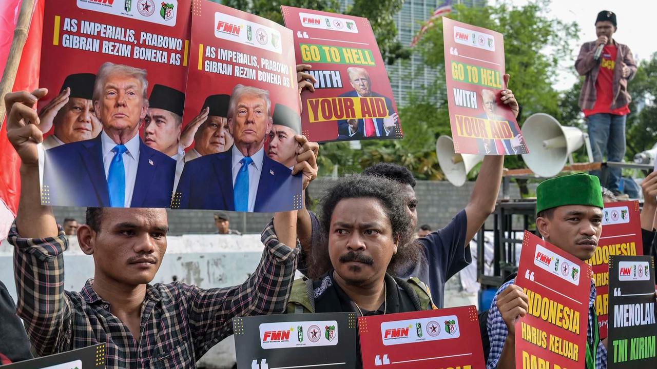 FOTO: Mahasiswa Gelar Aksi di Depan Kedubes AS Tolak Dukungan Board of Peace dan Kecam Serangan ke Iran