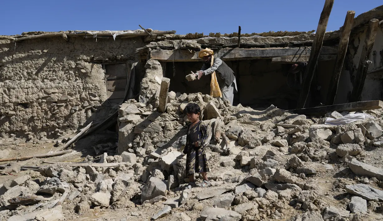 Seorang pria membersihkan puing-puing setelah gempa bumi di desa Gayan, di provinsi Paktika, Afghanistan, Jumat, 24 Juni 2022.  UNICEF telah mengirim bantuan berupa tenda, selimut dan persediaan lain. (AP Photo/Ebrahim Nooroozi)