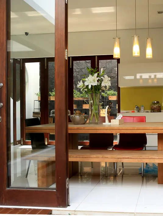 Dibandingkan harus membeli rumah yang sudah jadi, Teuku Zacky dan istri lebih memilih untuk mendesain sendiri sehingga dapat membangun hunian yang nyaman bagi anak-anaknya. (Andy Masela/Bintang.com)