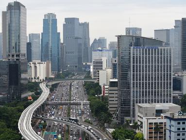 Suasana proyek pembangunan LRT Jabodebek di kawasan Jalan Gatot Soebroto, Jakarta, Senin (3/2/2020). Pembangunan LRT yang ditargetkan selesai Juli 2021 mundur dari jadwal dan dipercepat penyelesaiannya pada Desember 2021. (Liputan6.com/Fery Pradolo)