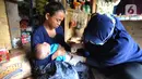 Petugas medis Puskesmas Cisimeut Bidan Pite memberikan imunisasi DPT 1 kepada bayi 3 bulan Posyandu keliling di Kampung Baduy Luar Gazebo, Kanekes, Banten, (Rabu (27/01/2021). Setiap bulannya Bidan Pite berkeliling Baduy Luar sepanjang 14 km pulang pergi berjalan kaki. (merdeka.com/Arie Basuki)