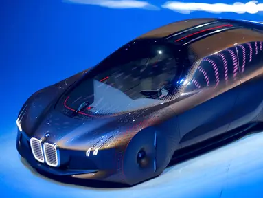 Mobil konsep 'Vision Next 100' diperlihatkan produsen BMW saat perayaan HUT ke-100 BMW di Munich, Jerman, Senin (7/3/2016). 'Vision Next 100' BMW terlihat sangat futuristik. (Reuters/ Michael Dalder)