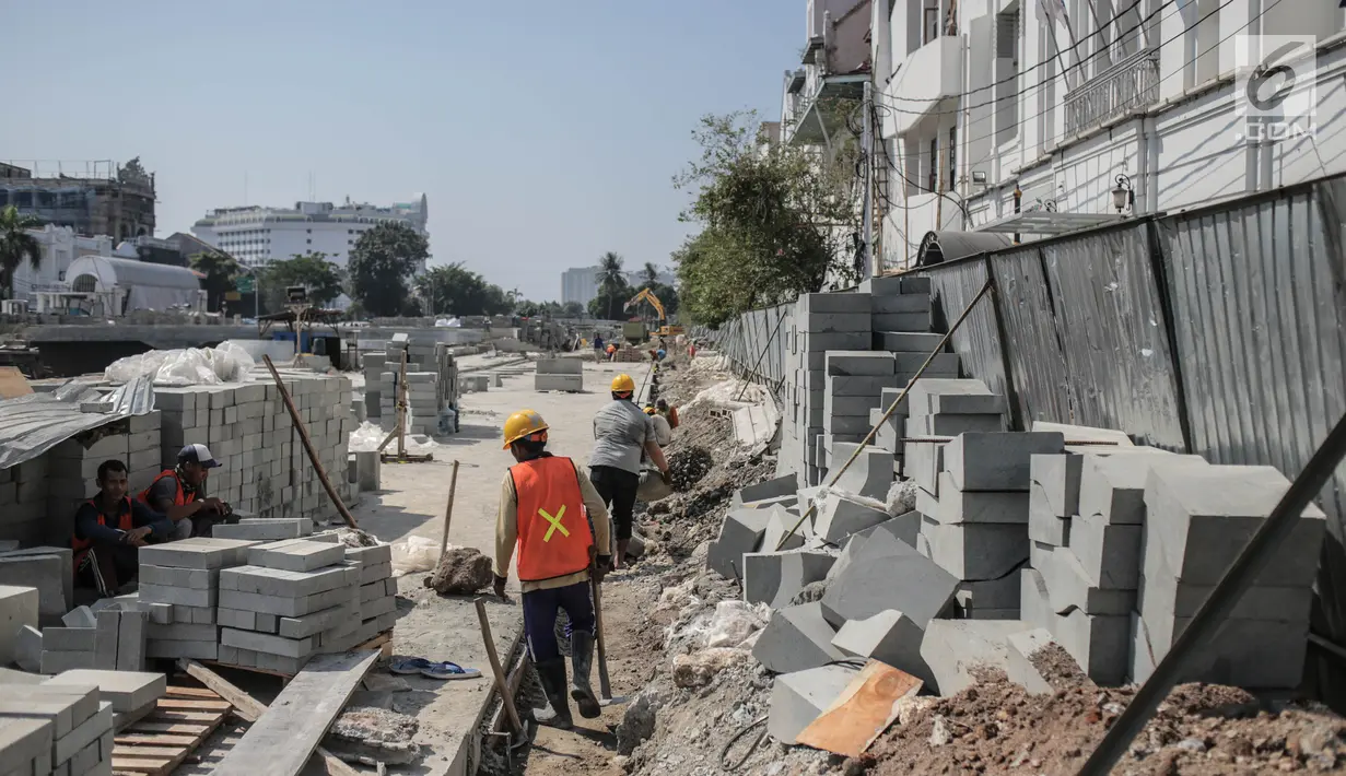 Pekerja mengerjakan proyek revitalisasi kawasan Kota Tua di Jakarta, Jumat (15/9). Revitalisasi dilakukan untuk memberikan nilai tambah pada Kota Tua sebagai salah satu destinasi wisata unggulan. (Liputan6.com/Faizal Fanani)