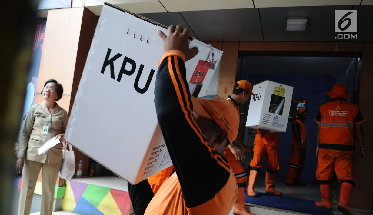 Pasukan oranye mengambil logistik pemilu 2019 di Gelanggang Olahraga Remaja, Jakarta Pusat, Selasa (16/4). Logistik tersebut akan distribusikan kesejumlah kelurahan dan TPS yang tersebar di Kecamatan Senen, jelang Pemungutan Suara pada 17 April 2019. (Liputan6.com/Herman Zakharia)