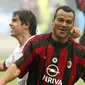 Hal yang membuat ketegangan jarang terjadi jika bermain bersama Cafu. Selama berkarier di lapangan hijau, Cafu sukses meraih gelar tertinggi di sepak bola baik bersama klub yaitu AC Milan di Liga Champions maupun bersama timnas Brazil di Piala Dunia. (AFP/Paolo Cocco)