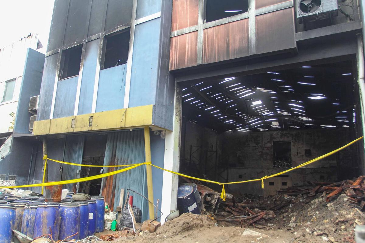 FOTO: KLH Segel Gudang Pestisida di Tangerang Selatan Terkait Pencemaran Sungai Cisadane